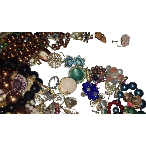 VTG 7lbs Costume Jewelry Lot – Faux Pearls Necklaces, Bracelets & Earrings - Picture 7 of 16